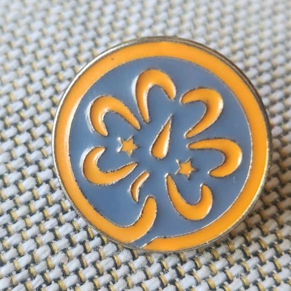 Upcycled to Brooches - Picture 3 of 8